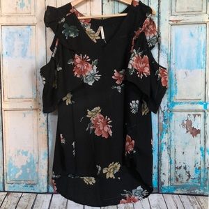 NWOT Cold Shoulder Blouse 🖤